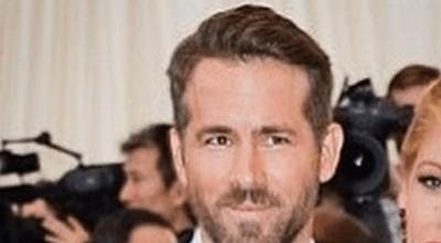 A esposa de Ryan Reynolds o parabenizou por seu aniversário de casamento com uma piada ambígua